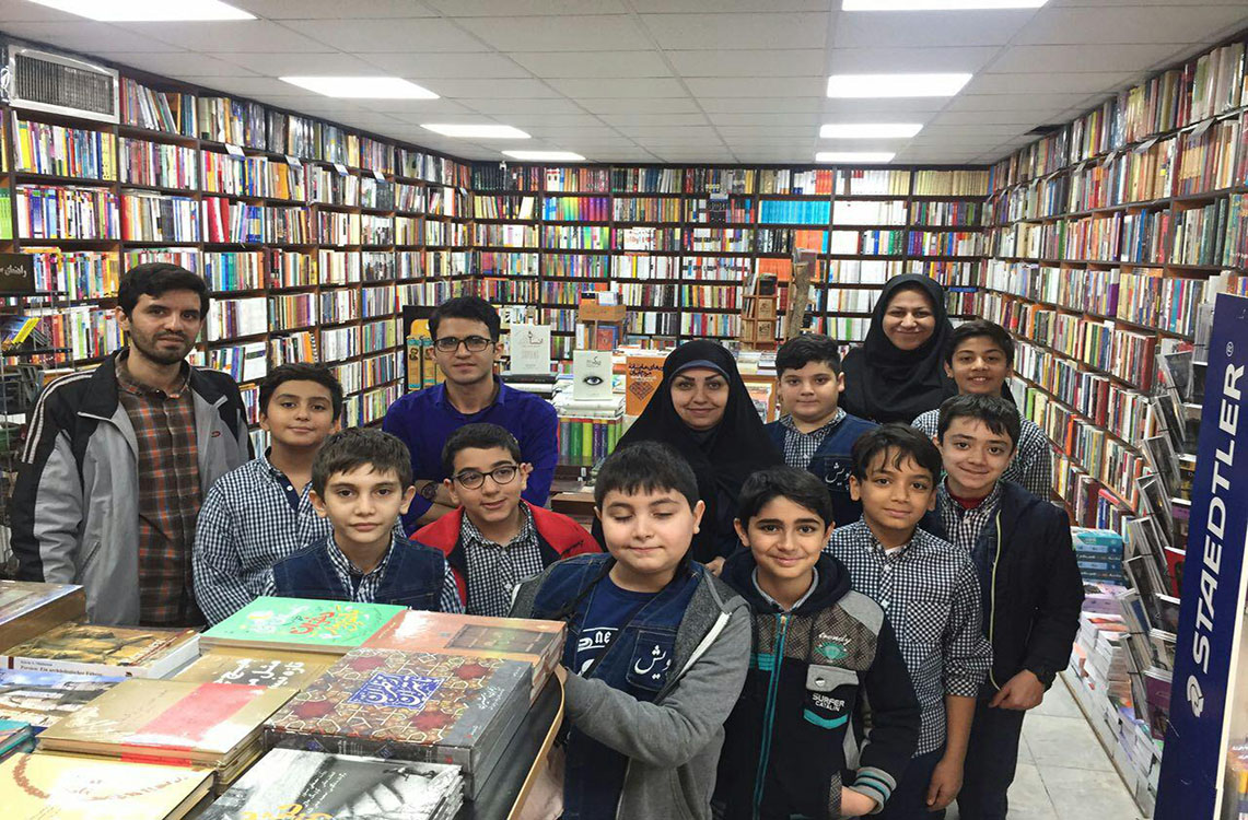 بازدید اعضای شورای دانش آموزی از شهر کتاب به مناسبت هفته کتاب و کتابخوانی